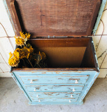 Load image into Gallery viewer, Adorable Vintage Wood Hamper