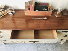 Load image into Gallery viewer, Vintage Dixie Heritage Bedroom Set (3pc)