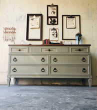 Load image into Gallery viewer, Vintage Dixie Heritage Bedroom Set (3pc)