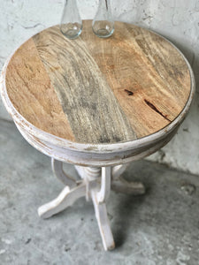 Cute Farmhouse Round Accent Table