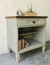 Load image into Gallery viewer, Vintage Dixie Heritage Bedroom Set (3pc)
