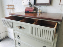 Load image into Gallery viewer, Vintage Dixie Heritage Bedroom Set (3pc)