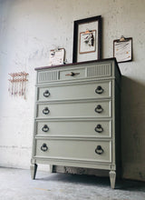 Load image into Gallery viewer, Vintage Dixie Heritage Bedroom Set (3pc)