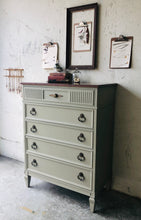 Load image into Gallery viewer, Vintage Dixie Heritage Bedroom Set (3pc)