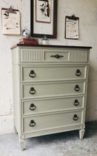 Load image into Gallery viewer, Vintage Dixie Heritage Bedroom Set (3pc)