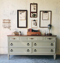 Load image into Gallery viewer, Vintage Dixie Heritage Bedroom Set (3pc)