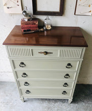 Load image into Gallery viewer, Vintage Dixie Heritage Bedroom Set (3pc)