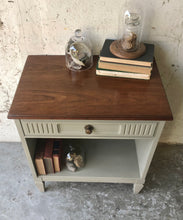 Load image into Gallery viewer, Vintage Dixie Heritage Bedroom Set (3pc)