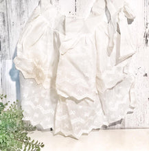 Load image into Gallery viewer, Cute shabby vintage apron