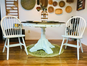 Beautiful Farmhouse Round Pedestal Table.