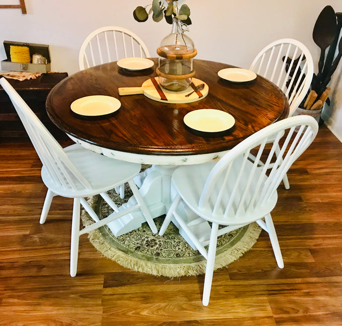 Beautiful Farmhouse Round Pedestal Table.