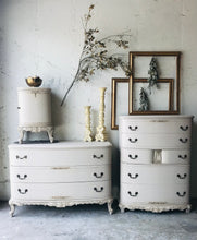 Load image into Gallery viewer, Beautiful Vintage Ornate 3pc Bedroom Set