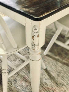 Perfect farmhouse table & chairs (4)