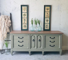 Load image into Gallery viewer, Stunning Vintage Dixie Bedroom Set (3pc)