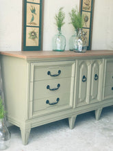 Load image into Gallery viewer, Stunning Vintage Dixie Bedroom Set (3pc)