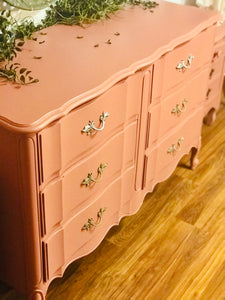 Beautiful Vintage French Provincial Dresser