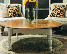 Load image into Gallery viewer, Adorable Vintage Round Coffee Table