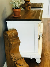Load image into Gallery viewer, Gorgeous Vintage Nightstand Set (2)