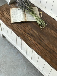 Perfect Farmhouse Mudroom Storage Bench