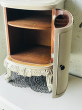 Load image into Gallery viewer, Beautiful Vintage Ornate 3pc Bedroom Set