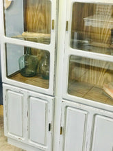 Load image into Gallery viewer, Awesome Vintage Display or China Cabinet
