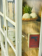 Load image into Gallery viewer, Awesome Vintage Display or China Cabinet