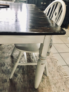 Perfect farmhouse table & chairs (4)