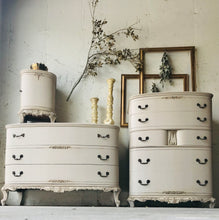 Load image into Gallery viewer, Beautiful Vintage Ornate 3pc Bedroom Set