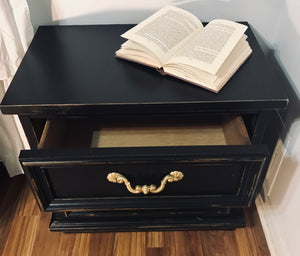 Stunning Onyx Black Bedroom Set