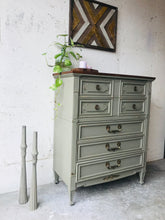 Load image into Gallery viewer, Stunning Drexel Vintage Bedroom Set (4pc)