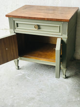 Load image into Gallery viewer, Stunning Drexel Vintage Bedroom Set (4pc)