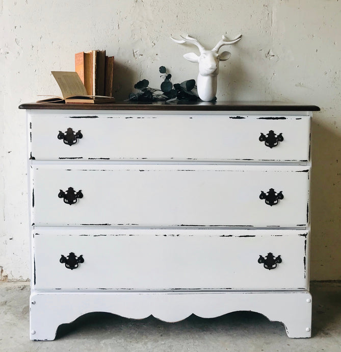 Pretty Farmhouse Chest of Drawers