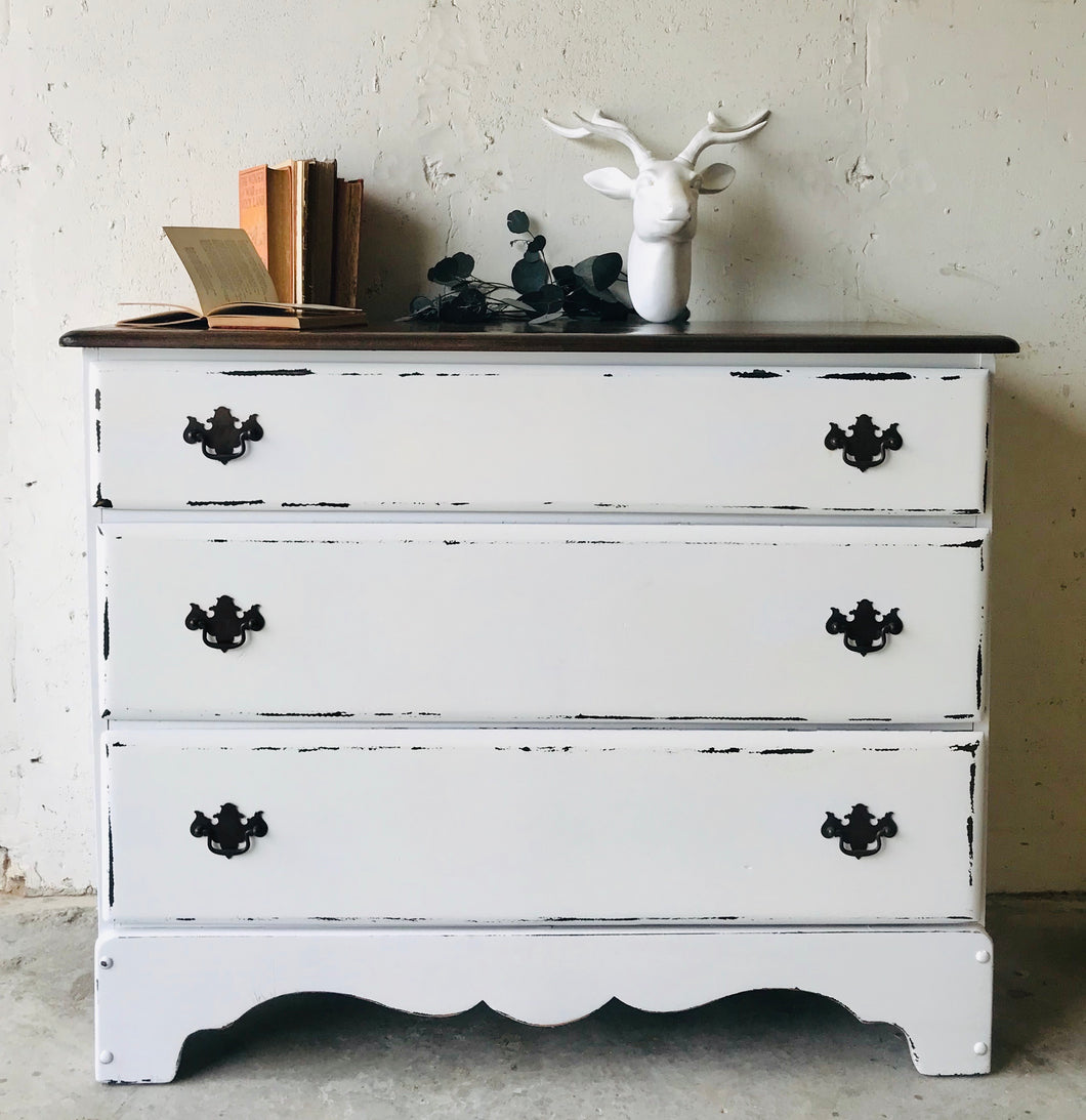 Pretty Farmhouse Chest of Drawers
