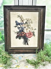 Load image into Gallery viewer, Pretty vintage framed print