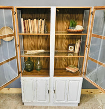 Load image into Gallery viewer, Awesome Vintage Display or China Cabinet