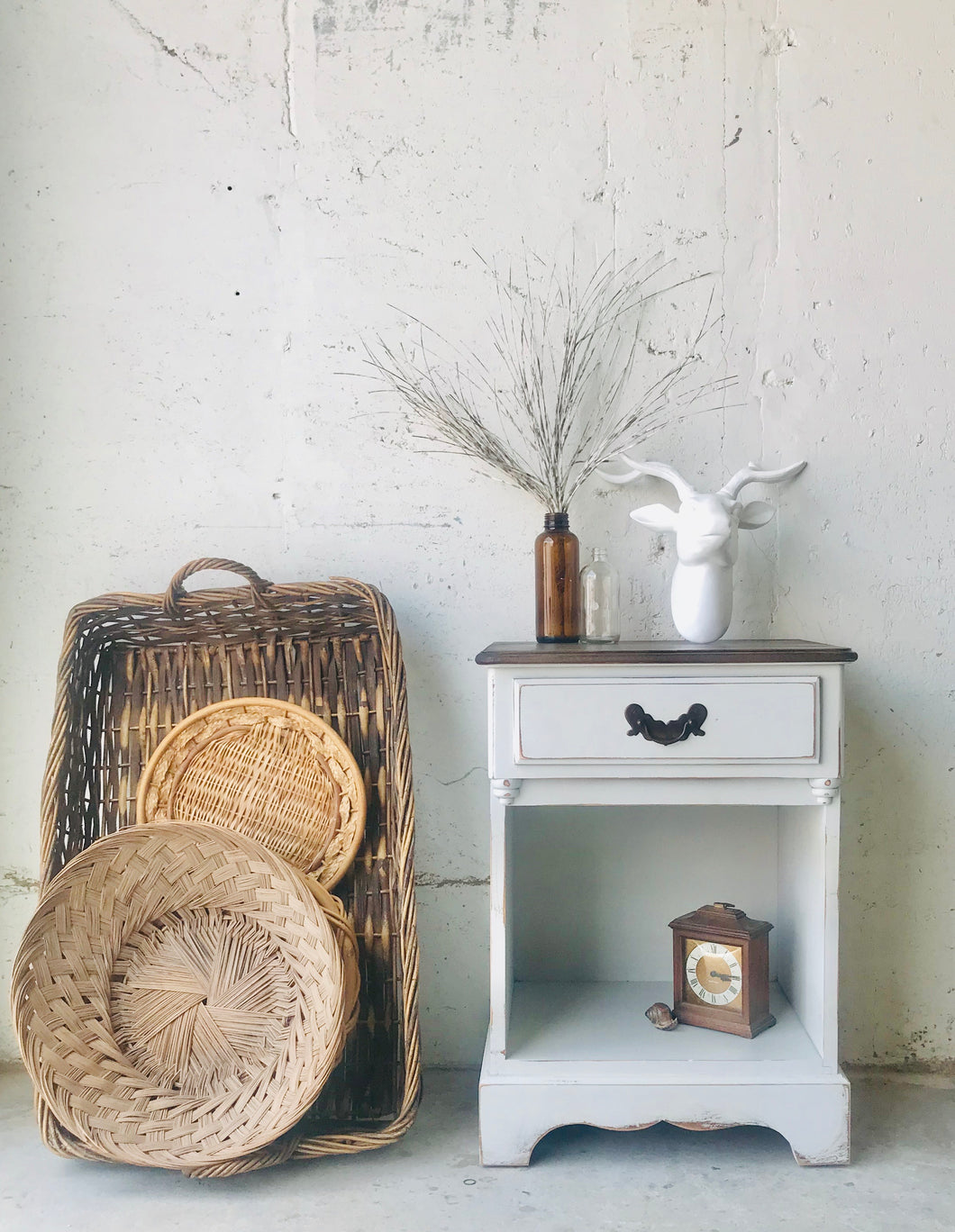 Pretty Single Farmhouse End Table
