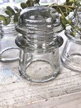 Load image into Gallery viewer, Vintage insulators (4)