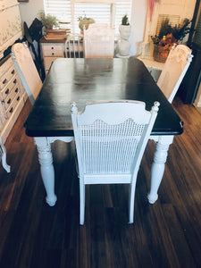 Charming Farmhouse Table & Chairs