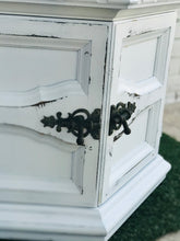 Load image into Gallery viewer, Shabby Chippy Vintage End Table (1)