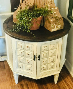 Beautiful Vintage Round End Table