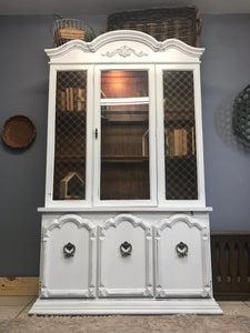 Pretty Vintage Lighted China Cabinet