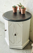 Load image into Gallery viewer, Adorable Vintage Single Round End Table