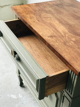 Load image into Gallery viewer, Stunning Drexel Vintage Bedroom Set (4pc)