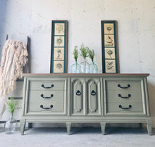 Load image into Gallery viewer, Stunning Vintage Dixie Bedroom Set (3pc)