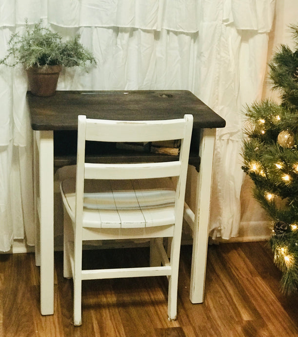 Adorable Vintage Kid’s Desk & Chair