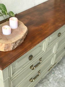 Stunning Drexel Vintage Bedroom Set (4pc)