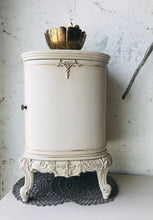 Load image into Gallery viewer, Beautiful Vintage Ornate 3pc Bedroom Set