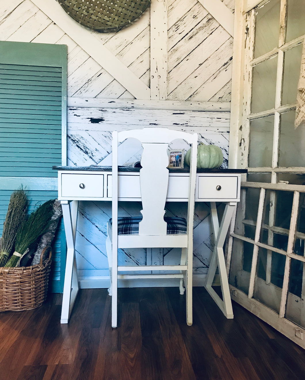 Cute Criss-Cross Farmhouse Desk with Chair