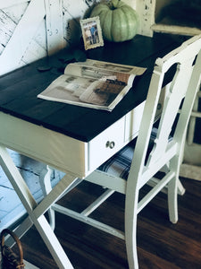 Cute Criss-Cross Farmhouse Desk with Chair