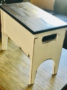 Adorable Farmhouse Mini Storage Bench